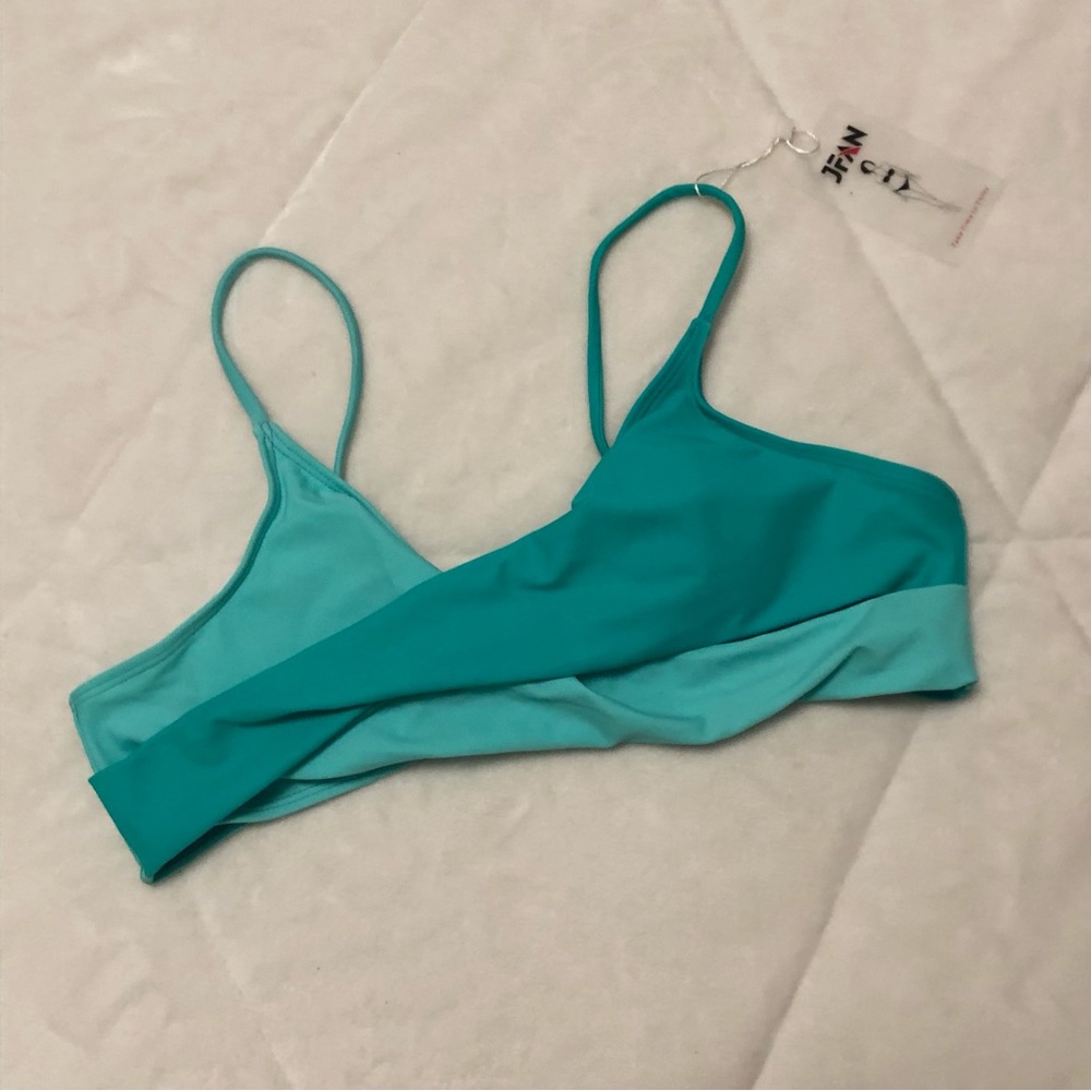 🆕 NWT Blue/Teal Twist Bikini Top